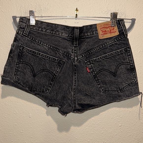 Levi's Women's‎ Black Wash 501 Cut Off Denim Shorts 26 - Buttonfly - Picture 2 of 10